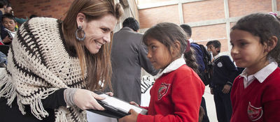 Viceministra TIC - María Carolina Hoyos entrega Tabletas para Educar