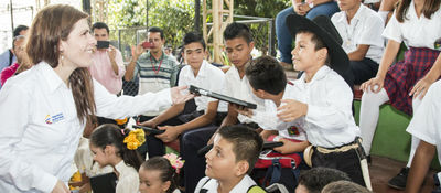 Viceministra TIC - María Carolina Hoyos entrega Tabletas para Educar