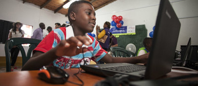 Niño beneficiado con las nuevas tecnologías
