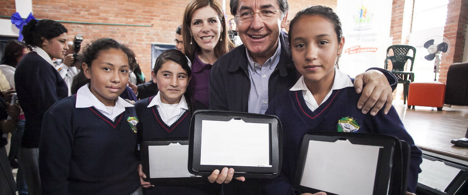 Viceministra TIC y Ministro de Presidencia en entrega de Tabletas para Educar Viceministra TIC y Ministro de Presidencia en entrega de Tabletas para Educar
