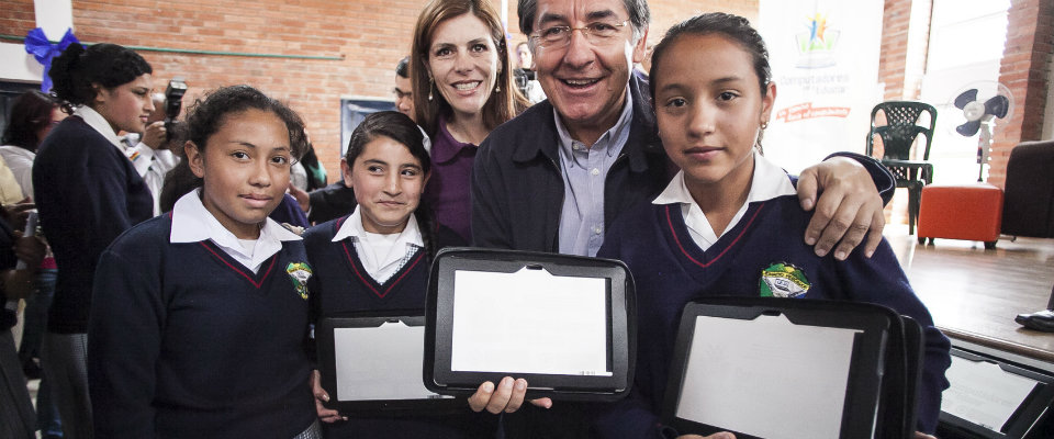 Viceministra TIC y Ministro de Presidencia en entrega de Tabletas para Educar