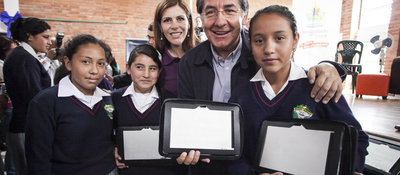 Viceministra TIC y Ministro de Presidencia en entrega de Tabletas para Educar
