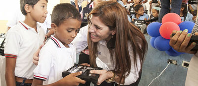 Viceministra TIC - María Carolina Hoyos entrega Tabletas para Educar
