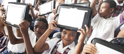 Niños en entrega de Tabletas para Educar en Córdoba