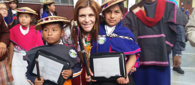 Viceministra TIC - María Carolina Hoyos entrega Tabletas para Educar