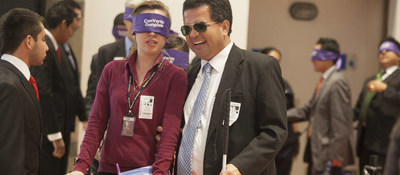 Personas con discapacidad visual en lanzamiento de Convertic