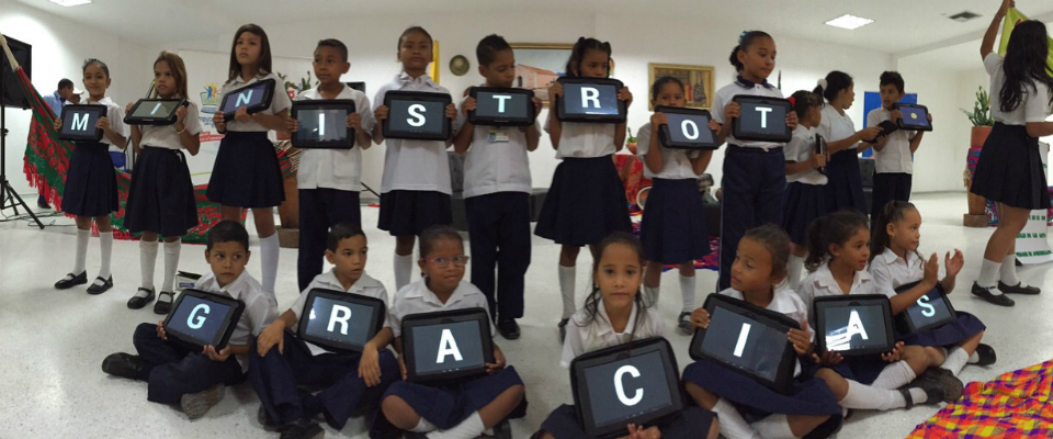 Niños en la entrega de Tabletas Para Educar - El Molino, La Guajira.