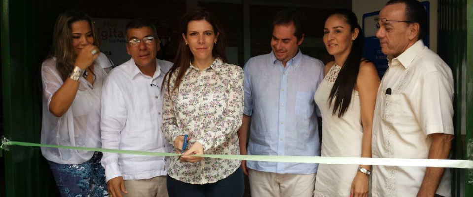 Ministra TIC (e) corta cinta para inauguración de Punto Vive Digital Plus Ministra TIC (e) corta cinta para inauguración de Punto Vive Digital Plus