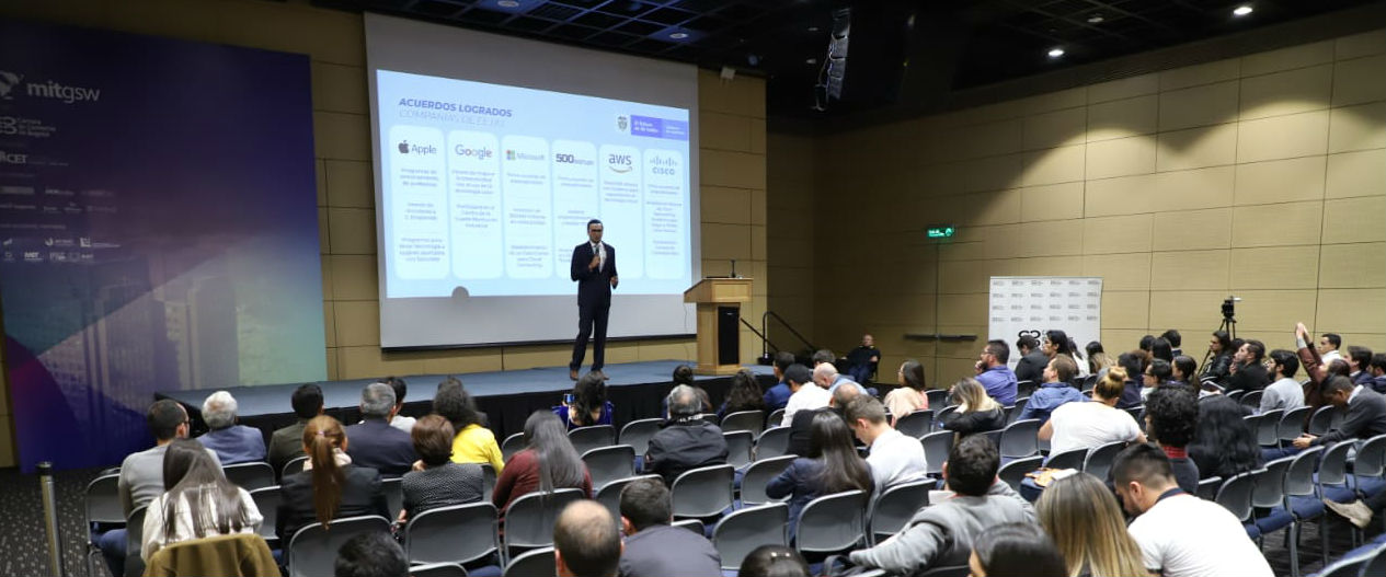 El Viceministro de Economía Digital del MinTIC realizó la clausura del evento y presentó la oferta del programa Apps.co para el 2019. El Viceministro de Economía Digital del MinTIC realizó la clausura del evento y presentó la oferta del programa Apps.co para el 2019.