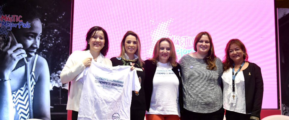 De izquierda a derecha: ministra Sylvia Constaín, Gále Mallol Agudelo, presidenta de ASOTIC; Alejandra Borrero, actriz y líder del festival “Ni con el Pétalo de una Rosa”; Valerie Gauthier Umaña, directora del Departamento de Matemáticas Aplicadas y Ciencias de la Computación (MAAC) de la Universidad del Rosario y Flor María Díaz, oficial nacional de Programas de ONU Mujeres. De izquierda a derecha: ministra Sylvia Constaín, Gále Mallol Agudelo, presidenta de ASOTIC; Alejandra Borrero, actriz y líder del festival “Ni con el Pétalo de una Rosa”; Valerie Gauthier Umaña, directora del Departamento de Matemáticas Aplicadas y Ciencias de la Computación (MAAC) de la Universidad del Rosario y Flor María Díaz, oficial nacional de Programas de ONU Mujeres.
