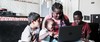 Familia usando Internet