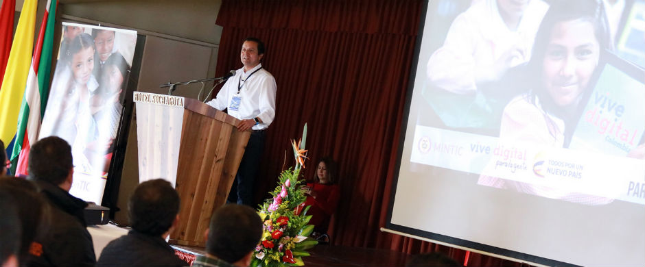 Ministro TIC en Foro Gobierno Bicentenario Ministro TIC en Foro Gobierno Bicentenario