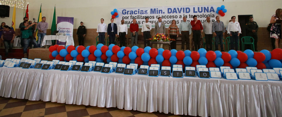 El Ministro TIC David Luna adelantó la entrega de 1.427 tabletas para los estudiantes y maestros de tres sedes educativas de Bucaramanga El Ministro TIC David Luna adelantó la entrega de 1.427 tabletas para los estudiantes y maestros de tres sedes educativas de Bucaramanga