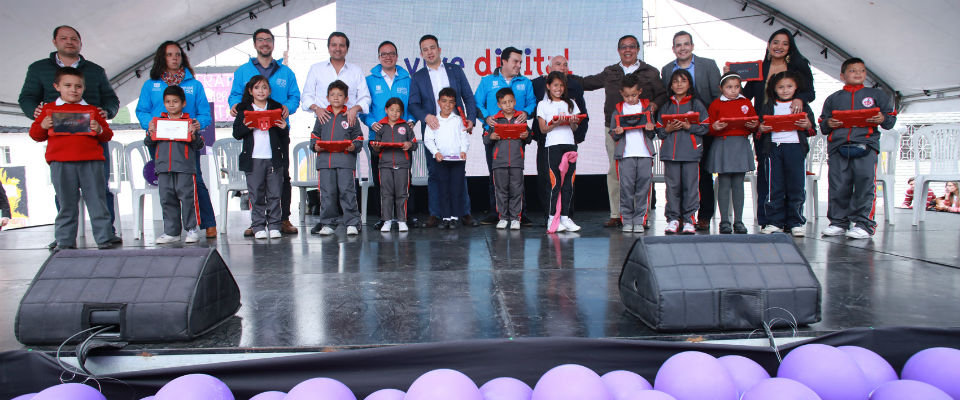Ministro Luna oficializó la entrega de 2.295 tabletas para estudiantes de Bogotá Ministro Luna oficializó la entrega de 2.295 tabletas para estudiantes de Bogotá