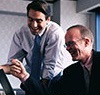 imagen hombres frente a computador