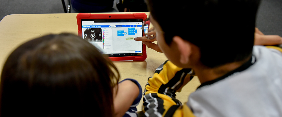 Estudiantes “gomosos” en programación digital fueron premiados en Bogotá Estudiantes “gomosos” en programación digital fueron premiados en Bogotá