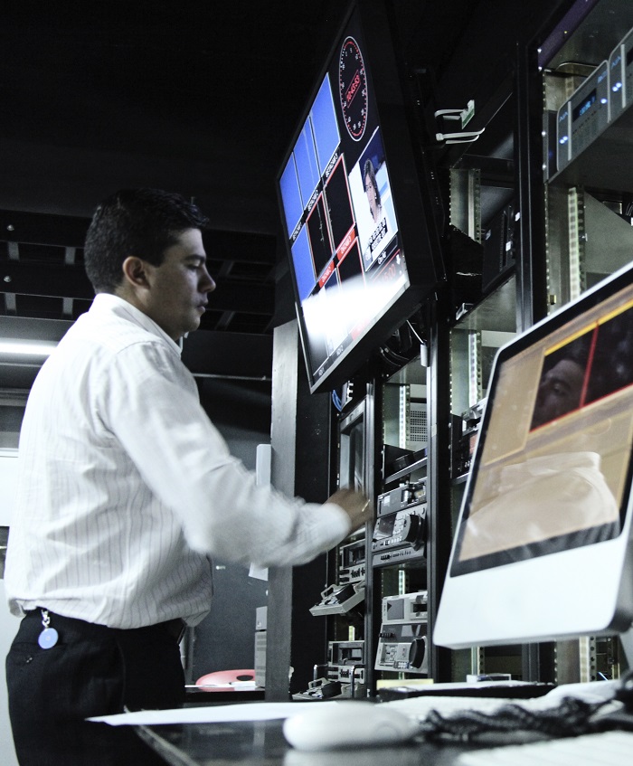 Hombre trabajando en estudio de televisión Hombre trabajando en estudio de televisión