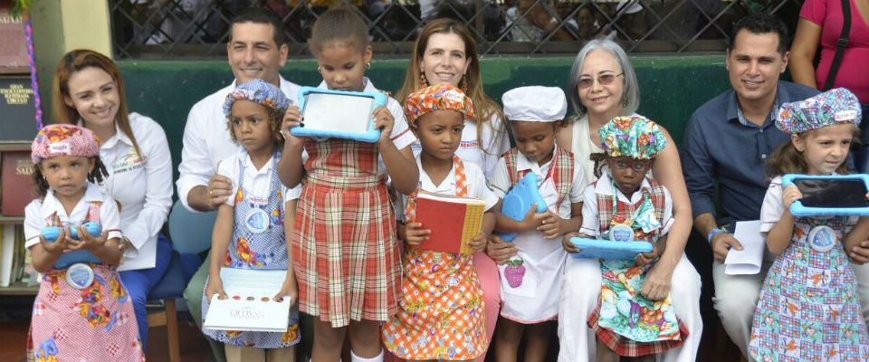 Viceministra TIC Mar�a Carolina Hoyos entreg� tabletas en I.E. Olga Gonz�lez